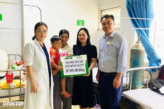 Cậu bé 5 tuổi mắc bệnh hiểm nghèo được bạn đọc hỗ trợ hơn 200 triệu đồng