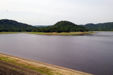 Bơi ra vớt cá lớn, một thầy giáo chết đuối thương tâm