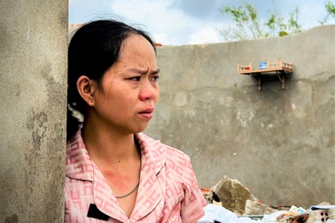 Miền Trung bão chồng bão: “Nhà mất, nợ còn, không biết bắt đầu lại từ đâu”