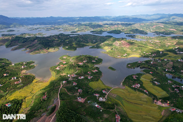 Vẻ đẹp say đắm của hồ Cấm Sơn khi thời tiết sang thu