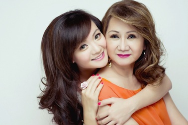 Chùm ảnh mới của "bé" Xuân Mai và mẹ