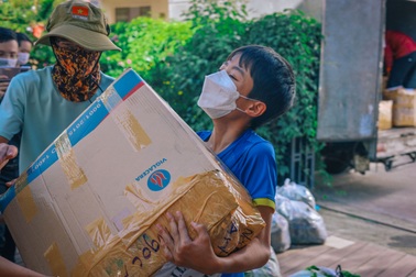 "Khi Sài Gòn đầy "băng bó", mình không thể ngoảnh mặt làm ngơ"