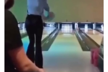 Màn ném bowling "sai công thức nhưng đúng kết quả"