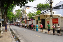 Người dân xếp hàng dài cả trăm mét chờ test nhanh và tiêm vắc xin ở Hà Nội