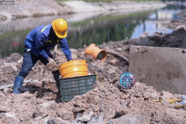 Đẫm mồ hôi mưu sinh dưới cái nắng đỉnh điểm gần 50 độ C ở Hà Nội