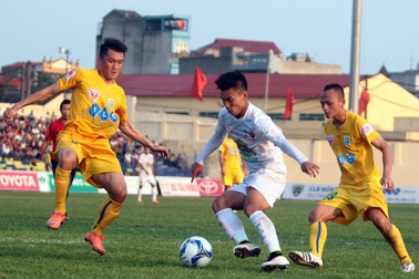 "Hầu hết các đội bóng phản ứng trọng tài là sai”