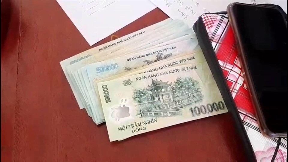 Bat qua tang mot phu nu tieu thu tien gia 2.jpgBat qua tang mot phu nu tieu thu tien gia