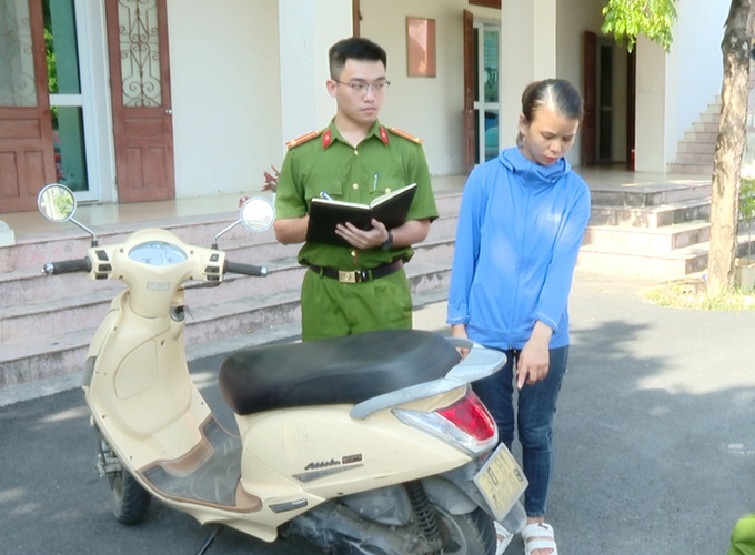 Đối tượng Tạ Thị Nhi cùng tang vật vụ án (Ảnh: Công an Ninh Bình)