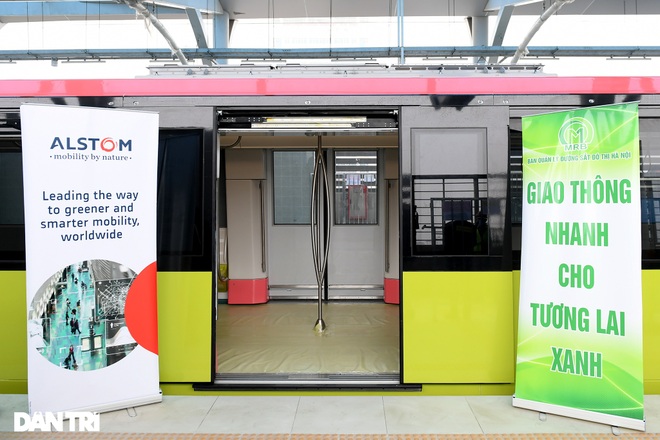 Người dân phấn khởi tham quan đoàn tàu tuyến Metro Nhổn - ga Hà Nội - 7 Người dân phấn khởi tham quan đoàn tàu tuyến Metro Nhổn - ga Hà Nội - 7