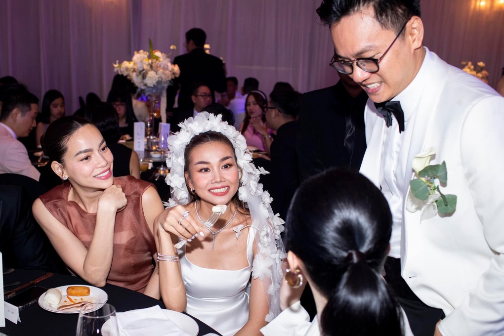 Khoảnh khắc chồng nhạc trưởng hôn Thanh Hằng trong lễ cưới xa hoa gây sốt - 9 Khoảnh khắc chồng nhạc trưởng hôn Thanh Hằng trong lễ cưới xa hoa gây sốt - 9