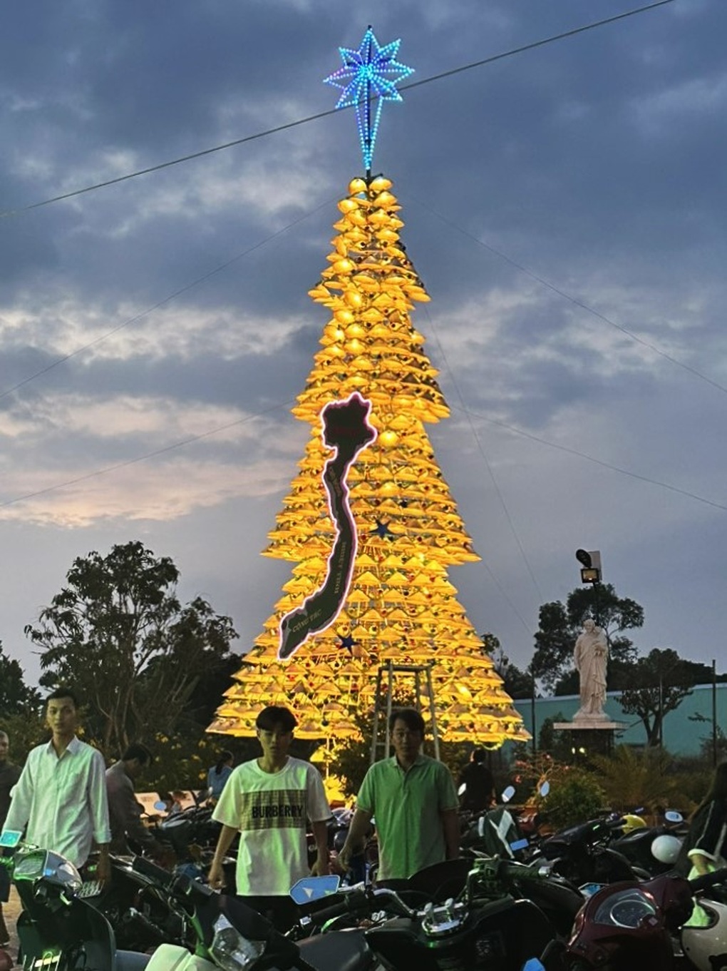 Cây thông Noel làm từ 1.200 nón lá ở nơi gà gáy 3 tỉnh đều nghe - 4 Cây thông Noel làm từ 1.200 nón lá ở nơi gà gáy 3 tỉnh đều nghe - 4