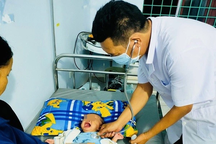 Bé gái 4 tháng tuổi bị bỏ lại trước cửa nhà dân