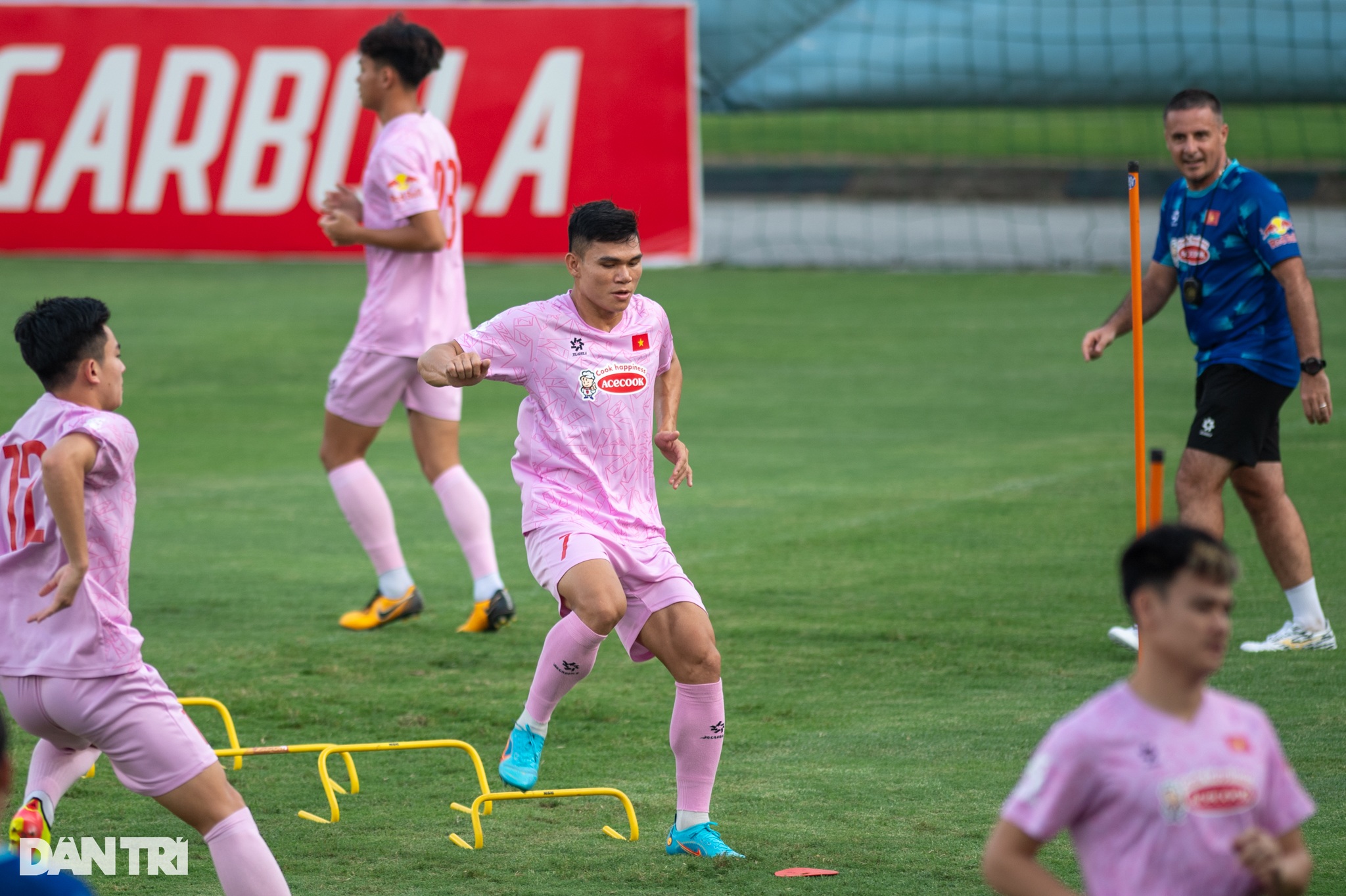 HLV Kim Sang Sik vui vẻ chơi bóng ma cùng tuyển thủ Việt Nam - 5