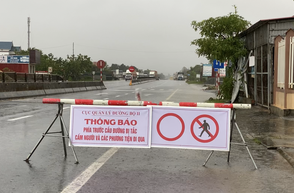 Đường bộ, đường sắt đều biến thành... đường sông - 2 Đường bộ, đường sắt đều biến thành... đường sông - 2