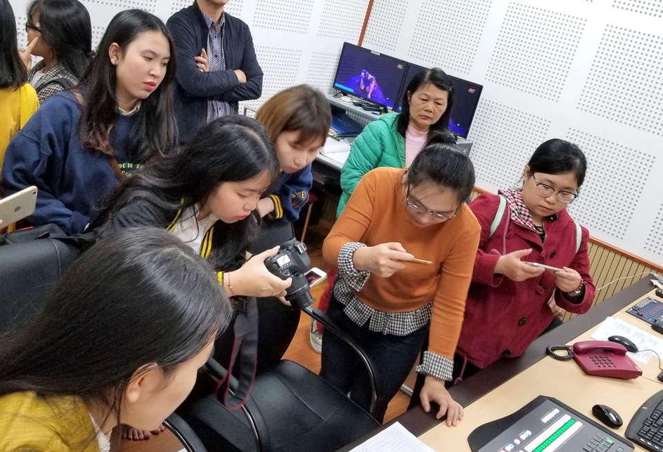 Sinh viên báo chí tìm việc: Khi đam mê đi cùng với vô vàn nỗi lo - 2 Sinh viên báo chí tìm việc: Khi đam mê đi cùng với vô vàn nỗi lo - 2