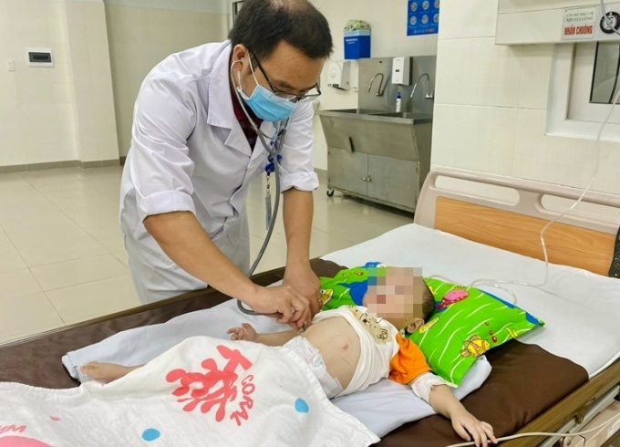 Bác sĩ thăm khám cho bệnh nhi. Ảnh: Bệnh viện cung cấp