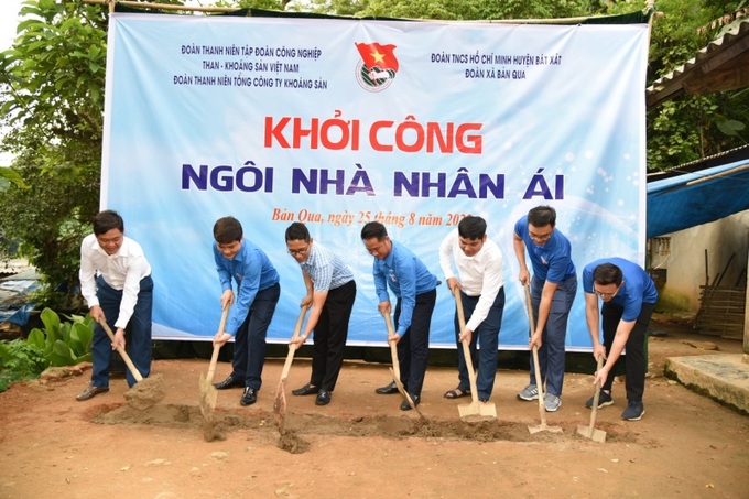 Đoàn công tác thực hiện nghi thức khởi công công trình ngôi nhà nhân ái