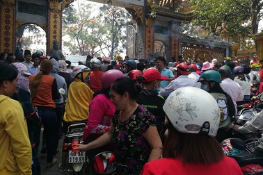 Đường lên chùa "oán tình nhân" kẹt nghẹn ngào