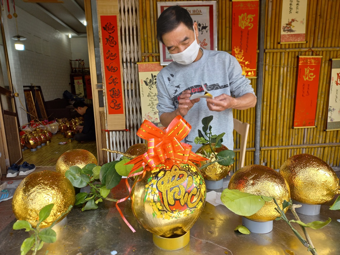 Thợ nghề thổi hồn vào dừa, bưởi dát vàng lóng lánh giáp Tết - 3 Thợ nghề thổi hồn vào dừa, bưởi dát vàng lóng lánh giáp Tết - 3