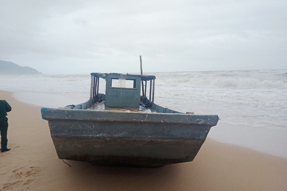 Tàu lạ có vật dụng ghi chữ Trung Quốc dạt vào bờ biển Lăng Cô - 1 Tàu lạ có vật dụng ghi chữ Trung Quốc dạt vào bờ biển Lăng Cô - 1