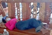 Cùng chồng bế 2 con đi tìm việc, người phụ nữ ngất giữa nắng nóng