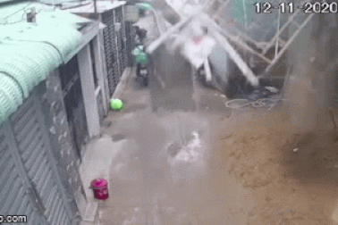 Sập giàn giáo, 3 công nhân rơi từ độ cao 7m