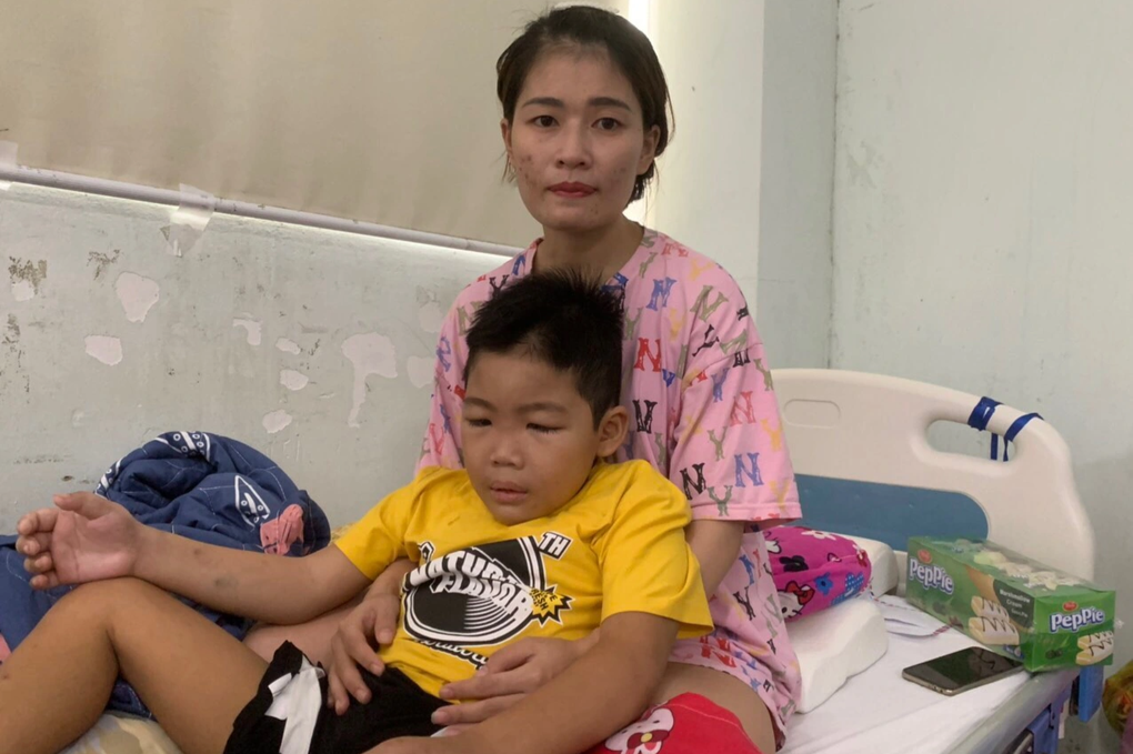 Bé trai 8 tuổi biến dạng khuôn mặt vì ung thư máu, xin mẹ về nhà chịu đau - 3 Bé trai 8 tuổi biến dạng khuôn mặt vì ung thư máu, xin mẹ về nhà chịu đau - 3
