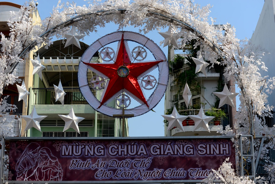 Nhà thờ đón giáng sinh.jpg Nhà thờ đón giáng sinh.jpg