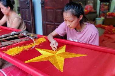 Làng nghề may cờ Tổ quốc nhộn nhịp trước ngày Quốc khánh