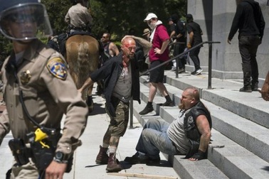 Ẩu đả trong biểu tình tại Mỹ, 10 người bị thương nặng
