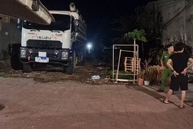 Bố lùi xe bồn vào bãi đất trống nghi cán chết con trai 2 tuổi