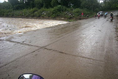 Mất tích khi cố đi xe máy vượt ngầm nước lũ