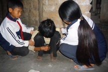 Cô bé 14 tuổi nuôi mẹ tâm thần, em trai ăn học