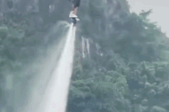 Vận động viên flyboard cùng khách đang "bay" bất ngờ chìm nghỉm dưới nước