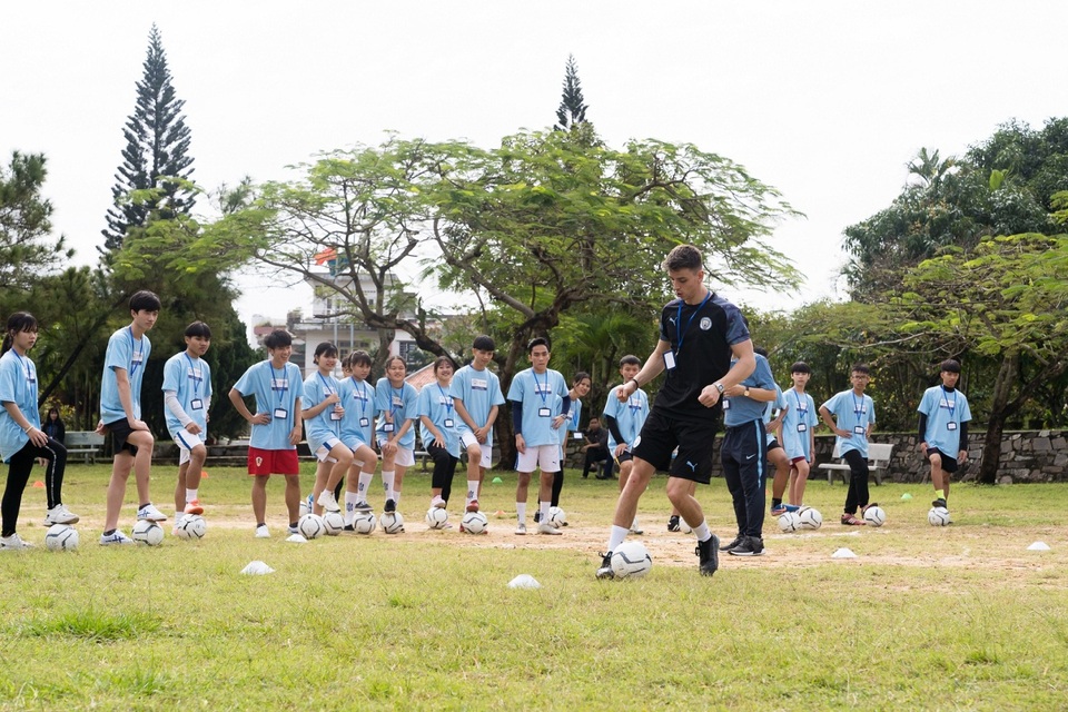 Manchester City và SHB “chắp cánh ước mơ” cho nhà lãnh đạo trẻ Việt Nam - 3 Manchester City và SHB “chắp cánh ước mơ” cho nhà lãnh đạo trẻ Việt Nam - 3
