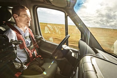 Không thể tin nổi chàng trai không chân tay vẫn lái ô tô "Mẹc" vi vu