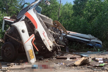 Xe khách biến dạng sau va chạm với xe tải, 2 người thương vong