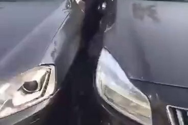 Bãi đậu xe khiến nhiều người phải đặt câu hỏi: “Làm sao để mở cửa xe?”