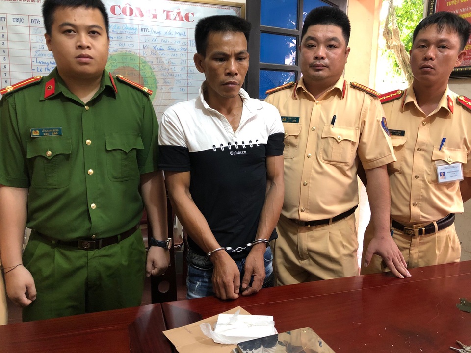 Vây bắt đối tượng mang 7kg ma túy đá trong đêm ở biên giới xứ Nghệ - 3 Vây bắt đối tượng mang 7kg ma túy đá trong đêm ở biên giới xứ Nghệ - 3