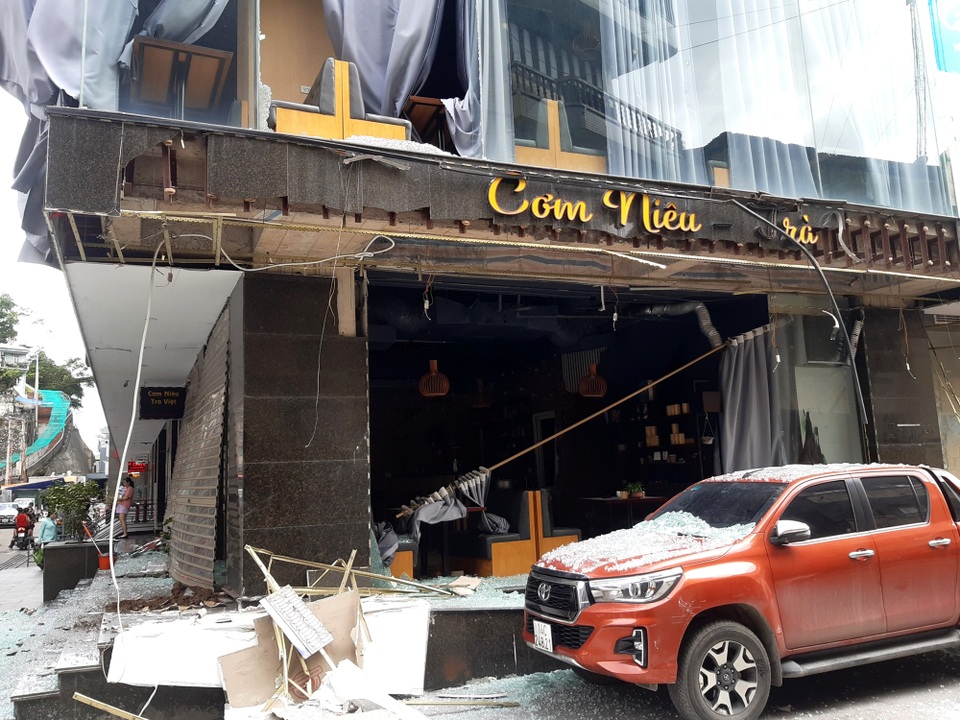 Nổ lớn tại quán cơm niêu, một nhân viên bị thương - 1 Nổ lớn tại quán cơm niêu, một nhân viên bị thương - 1