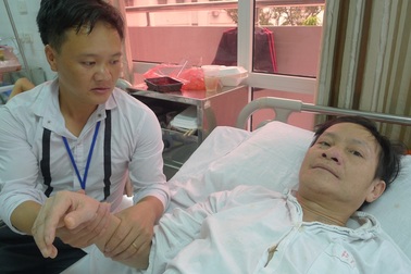 Người đàn ông dân tộc Mông nguy cơ liệt vĩnh viễn vì thiếu 70 triệu đồng