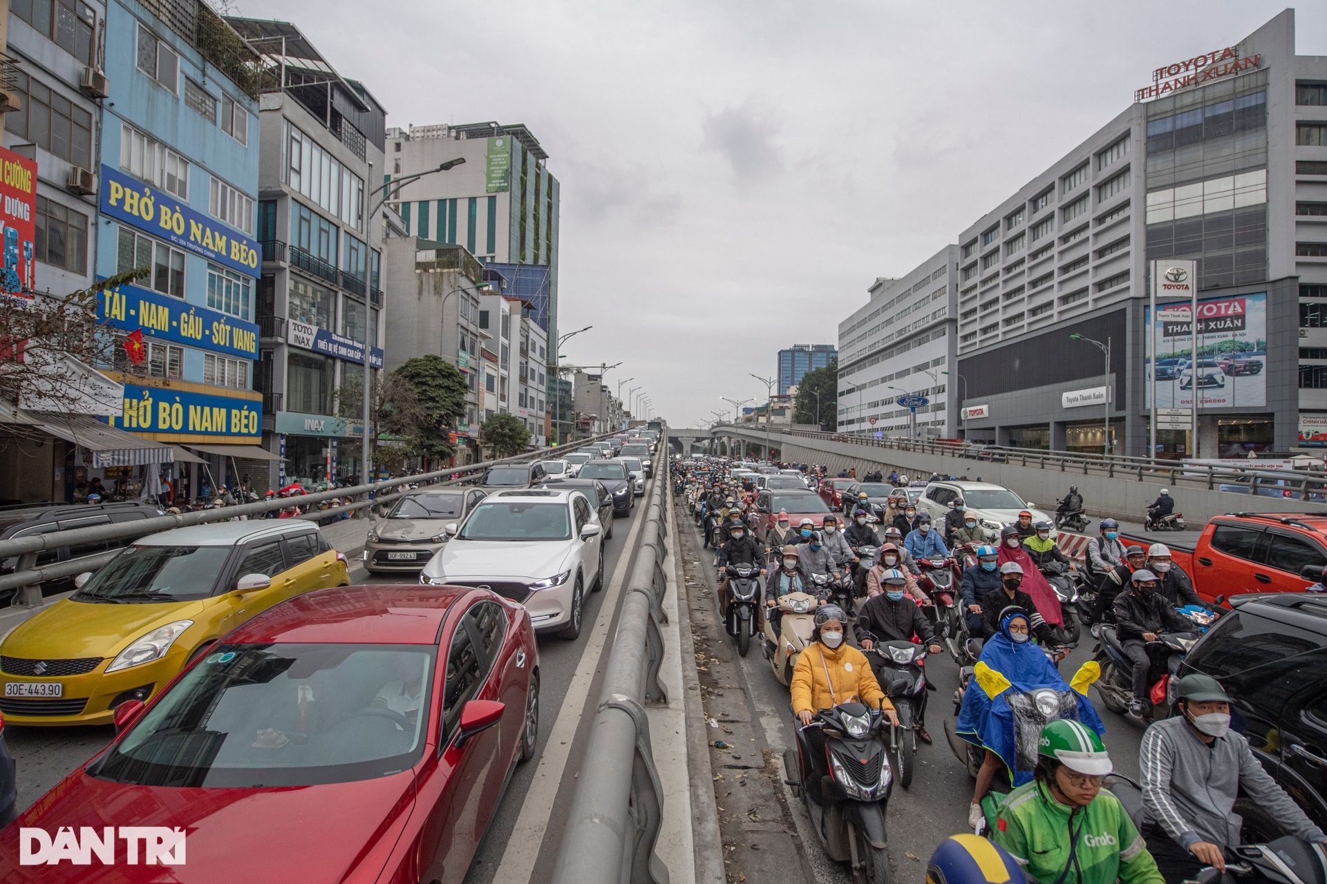 Hết nồm ẩm, người Hà Nội co ro đón không khí lạnh - 13 Hết nồm ẩm, người Hà Nội co ro đón không khí lạnh - 13