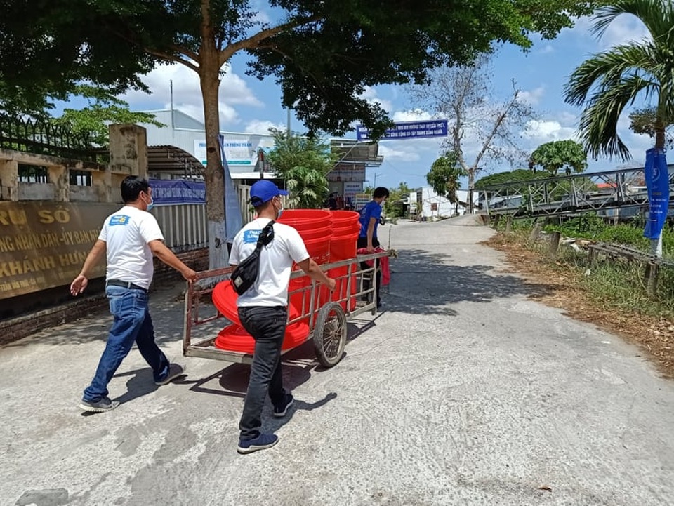 “Khô hạn thế này có được thùng bự chứa nước bà con vui lắm” - 16 “Khô hạn thế này có được thùng bự chứa nước bà con vui lắm” - 16