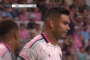 Casemiro mắc sai lầm thảm họa, Messi thất thần chứng kiến