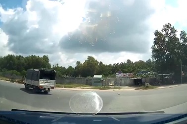 Đừng liều lĩnh "chơi ú oà" với xe công-ten-nơ