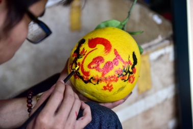 Độc đáo: Bưởi vẽ thư pháp cháy hàng dịp Tết