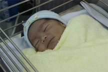 Bé trai sơ sinh bị vứt trong thùng rác