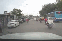 “Ô tô điên” đâm đổ xe rác, hất ngã nhân viên vệ sinh môi trường