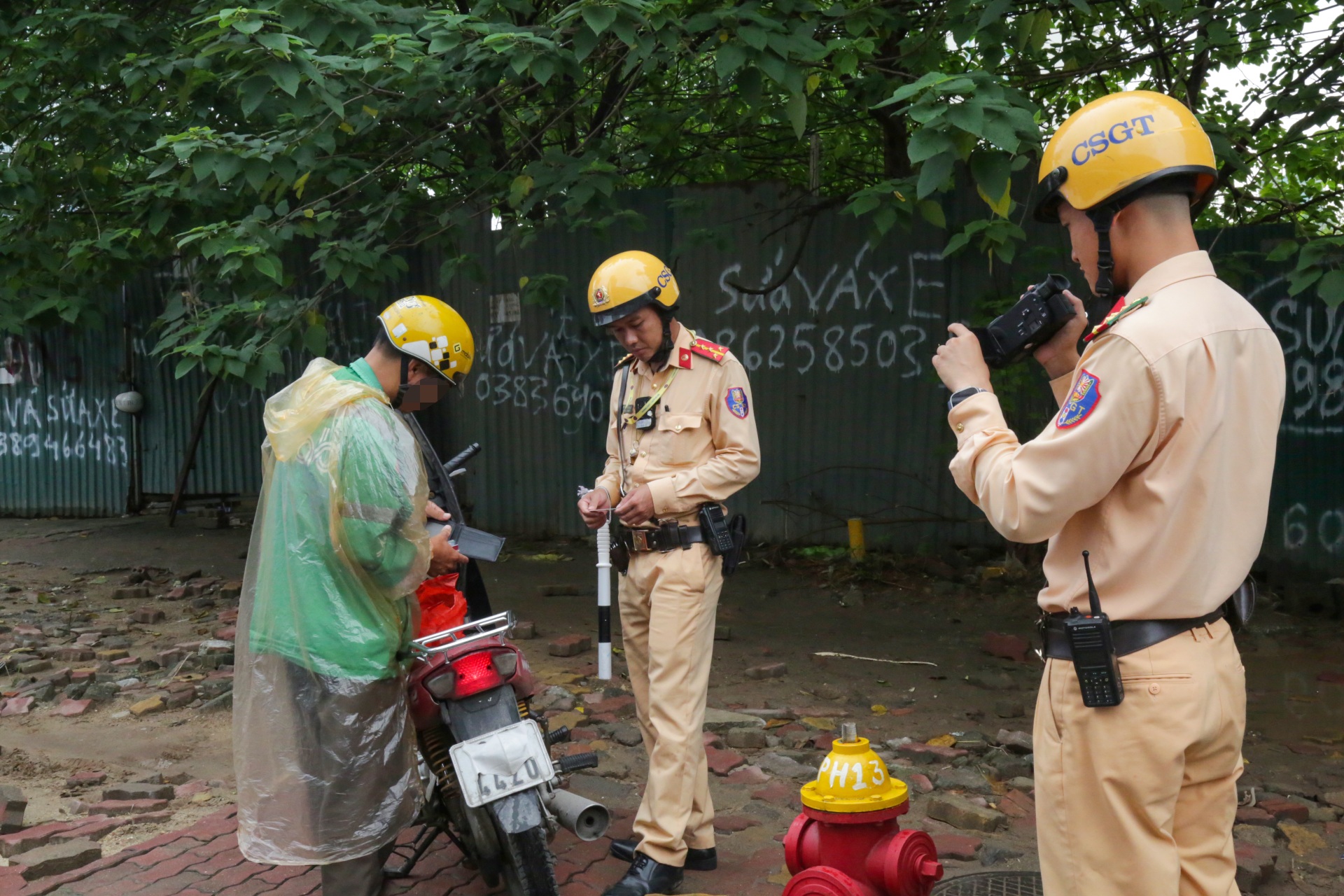 Né camera AI, nhiều tài xế che biển số vẫn không thoát phạt - 2