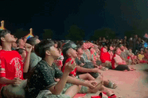 Không có vé vào sân, cổ động viên Campuchia xem bóng đá như thế nào?